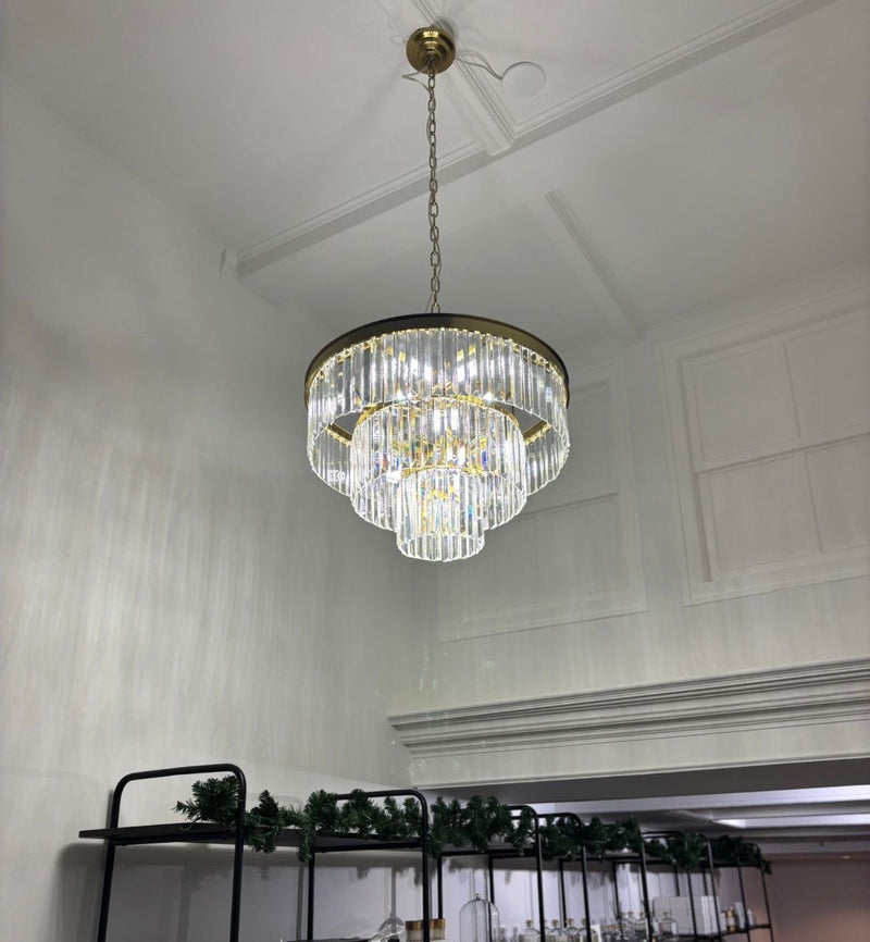 Kristallen kroonluchter in de winkel van Ambar Sinslet