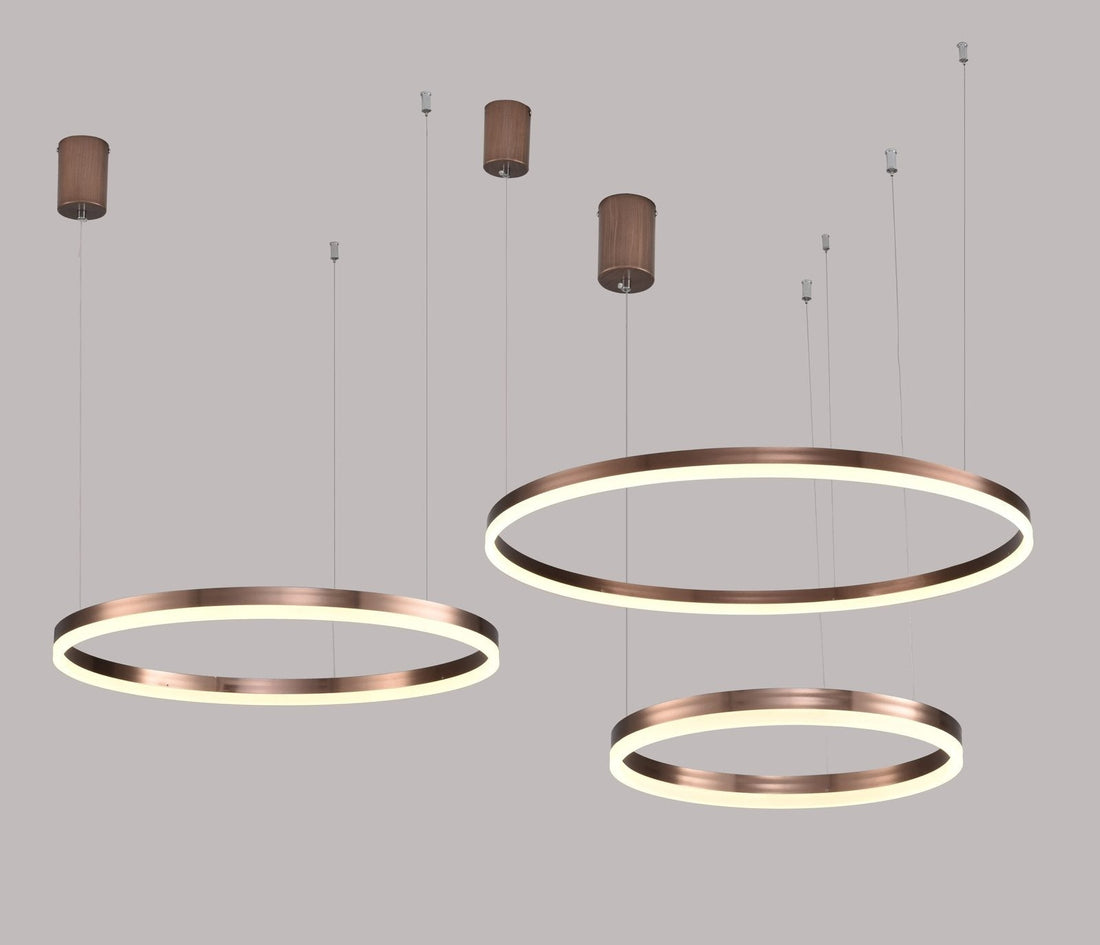 Hanglamp boven een gedekte eettafel