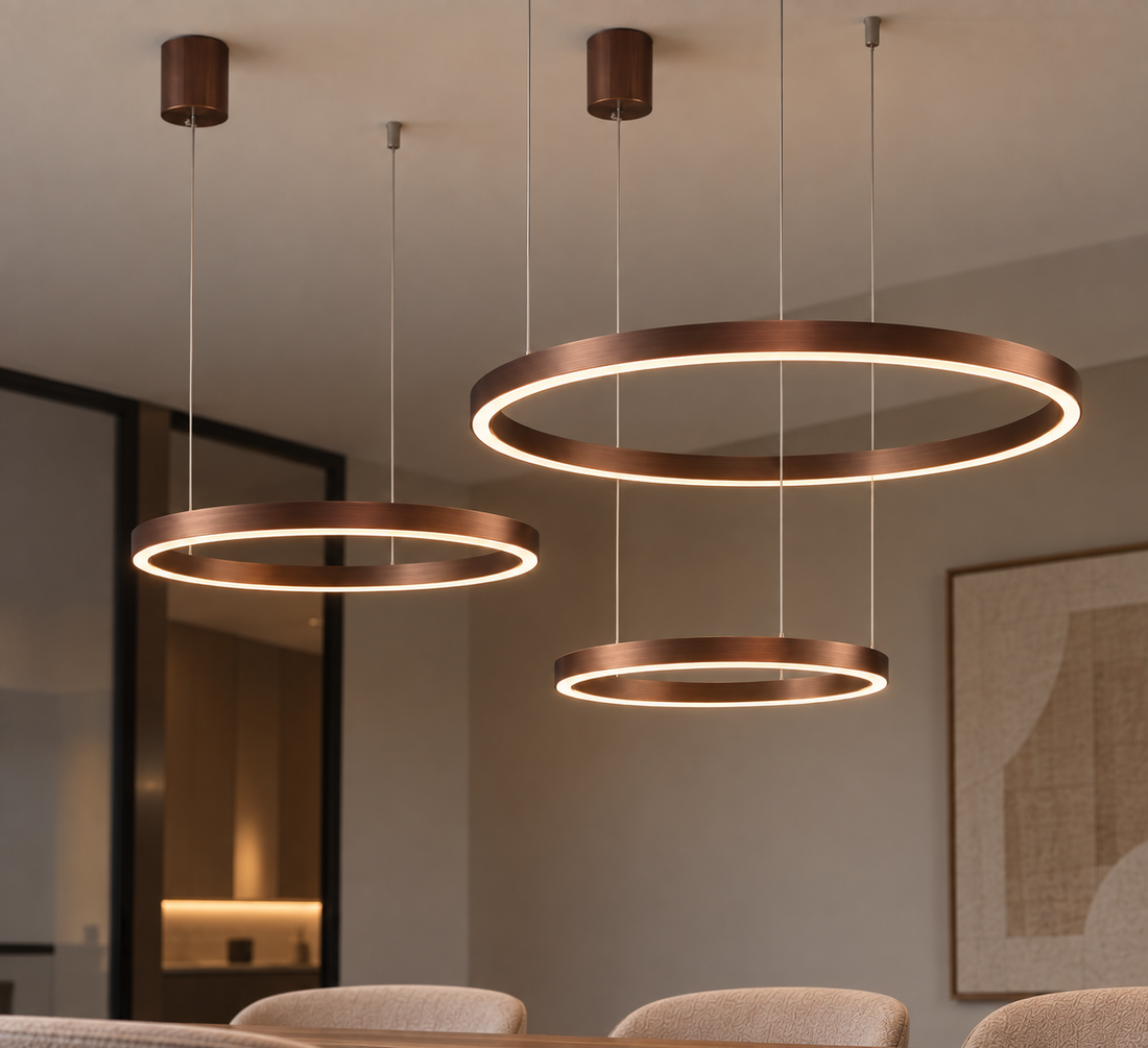 Grote hanglamp met lichtringen boven een eettafel
