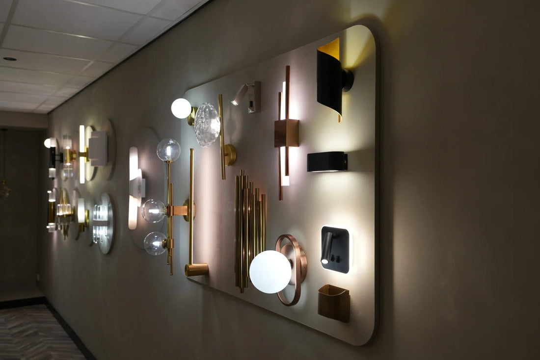 Wand met brandende wandlampen in de showroom van Best in Light in Arnhem