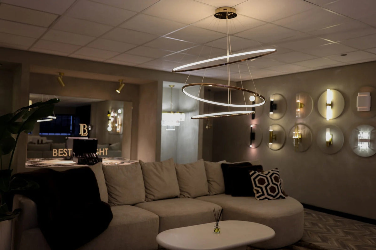 Showroom van Best in Light in Arnhem met brandende hanglampen en een ronde bank