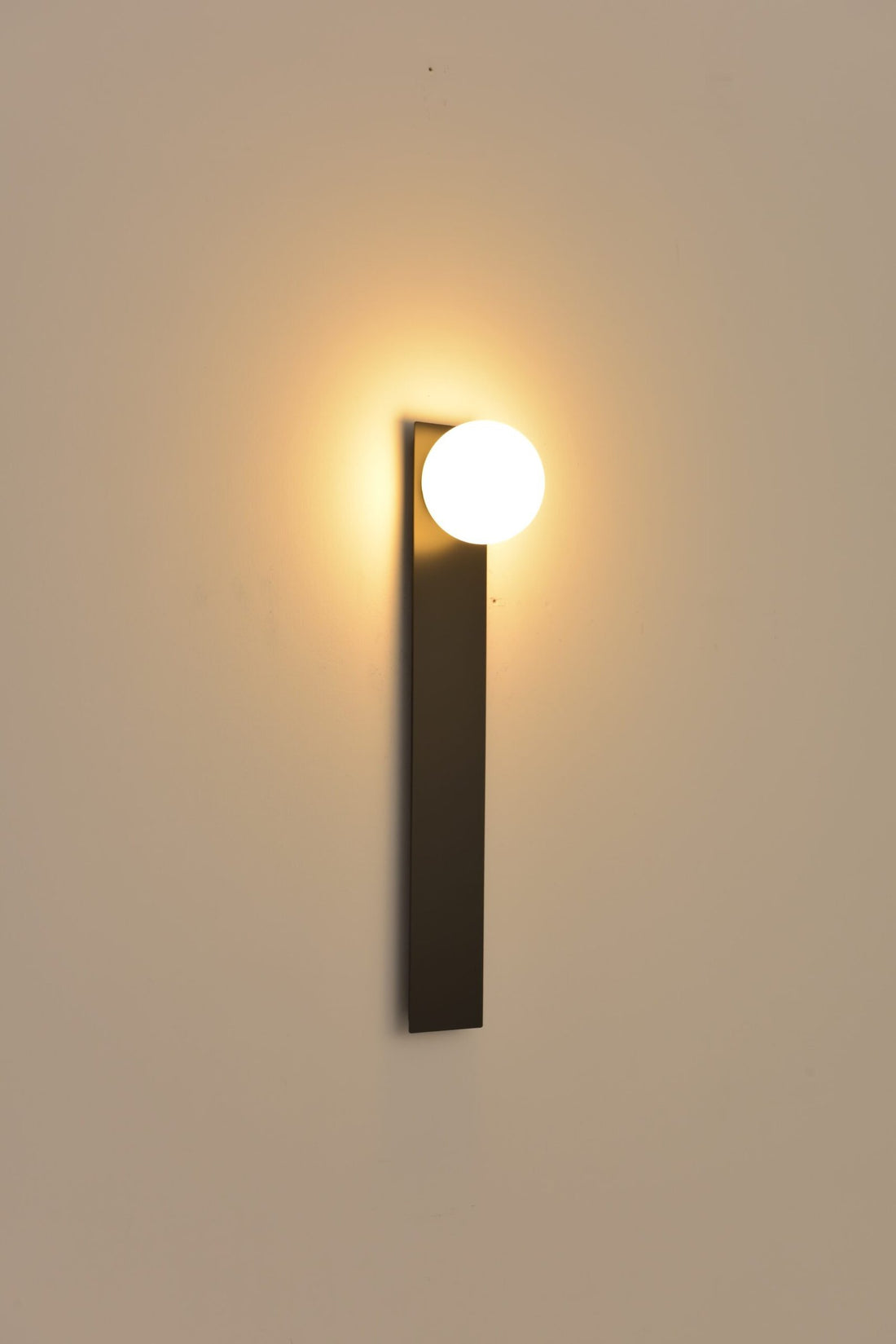 Wandlamp Nova in zwart met opaalwitte bol, foto 3