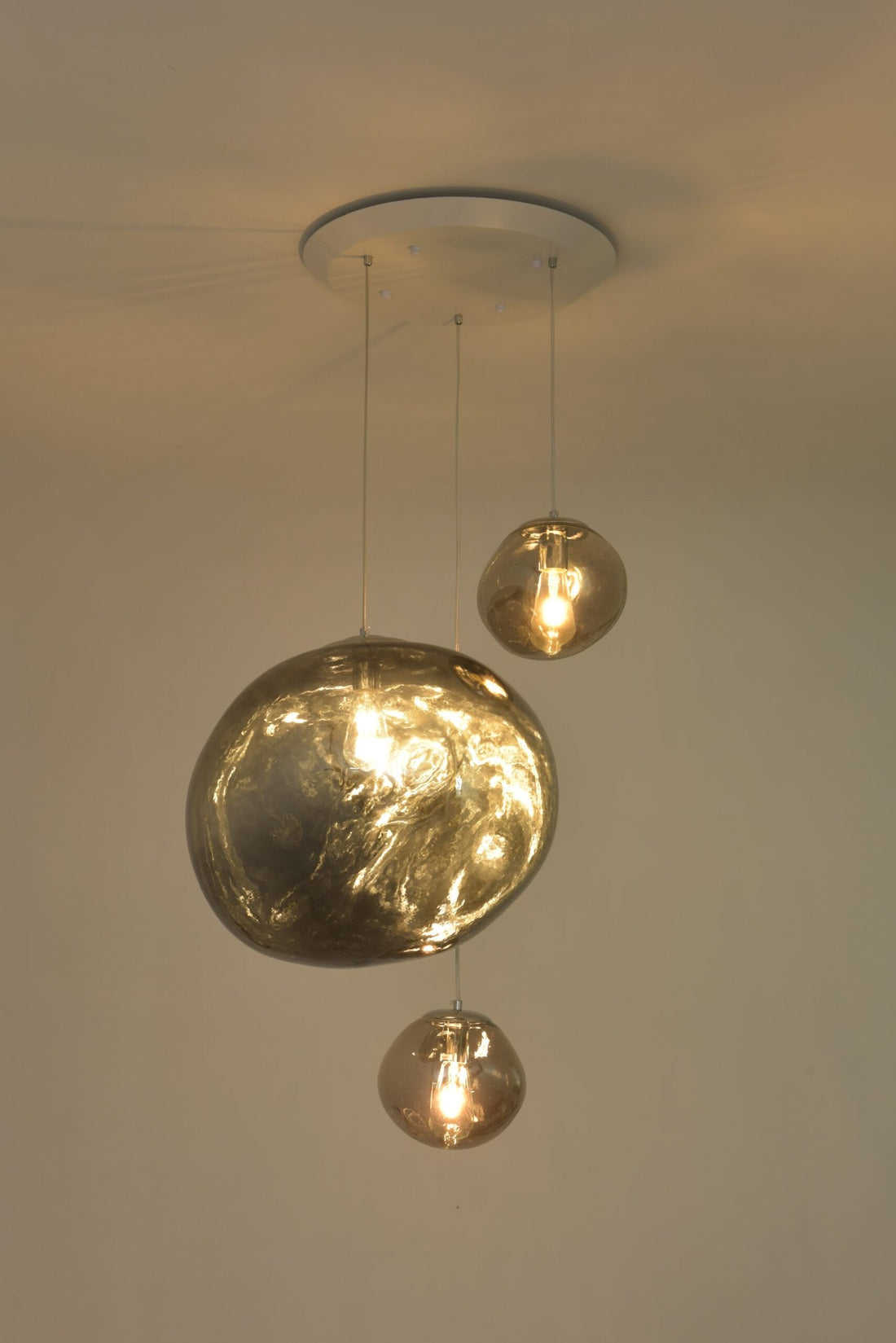 Hanglamp Melter met drie rookgrijze glasbollen, foto 2