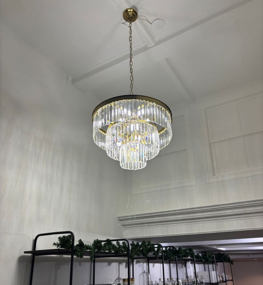 Kristallen kroonluchter in de winkel van Ambar Sinslet