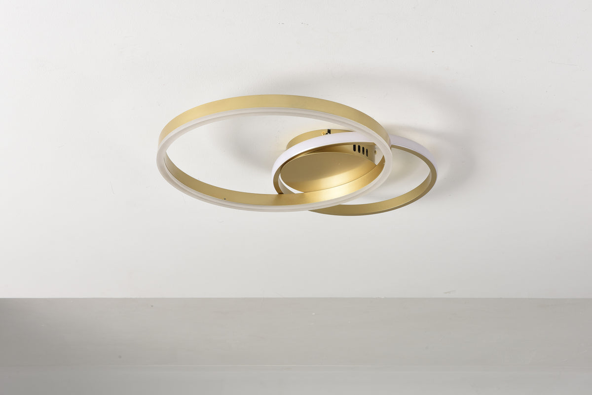 Plafondlamp Area met twee ineengrijpende gouden ringen aan het plafond