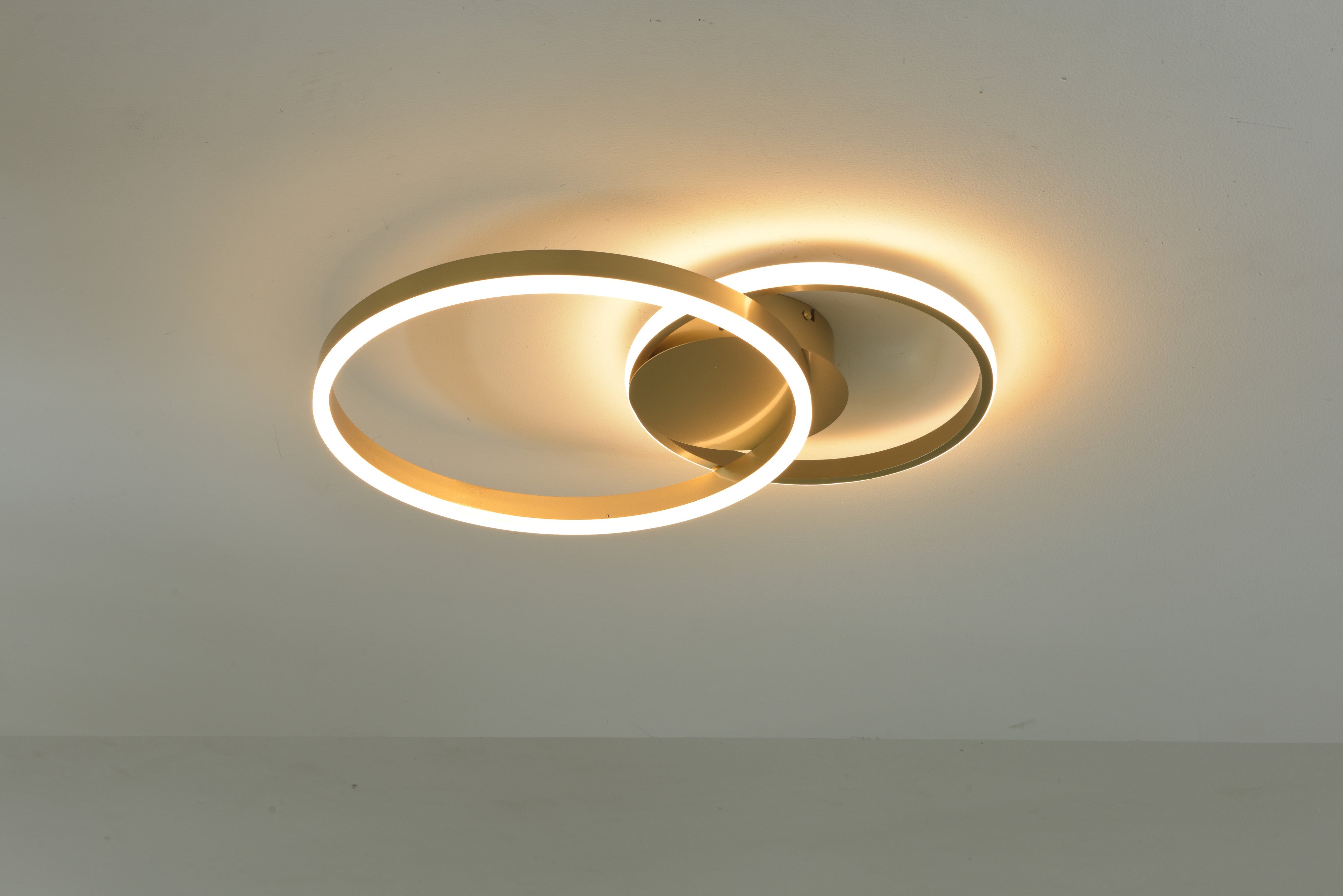 Plafondlamp Area brandend van onderaf gezien met warme gloed op het plafond