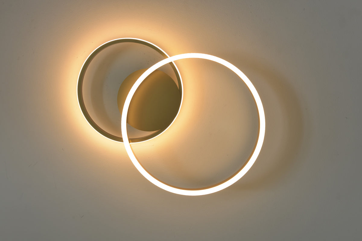 Plafondlamp Area recht van onderen met de twee ringen fel verlicht