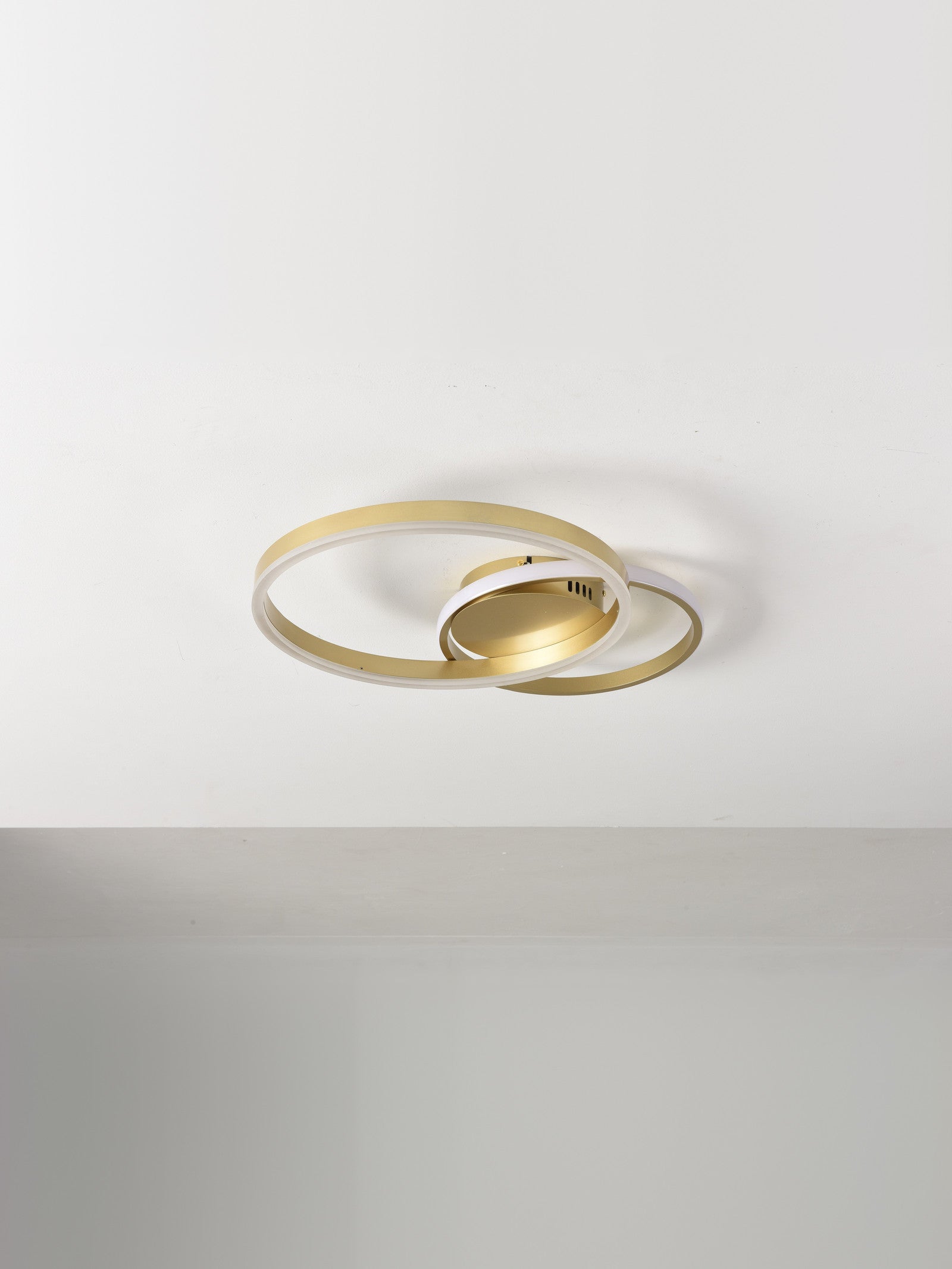 Plafondlamp Area met twee gouden ringen
