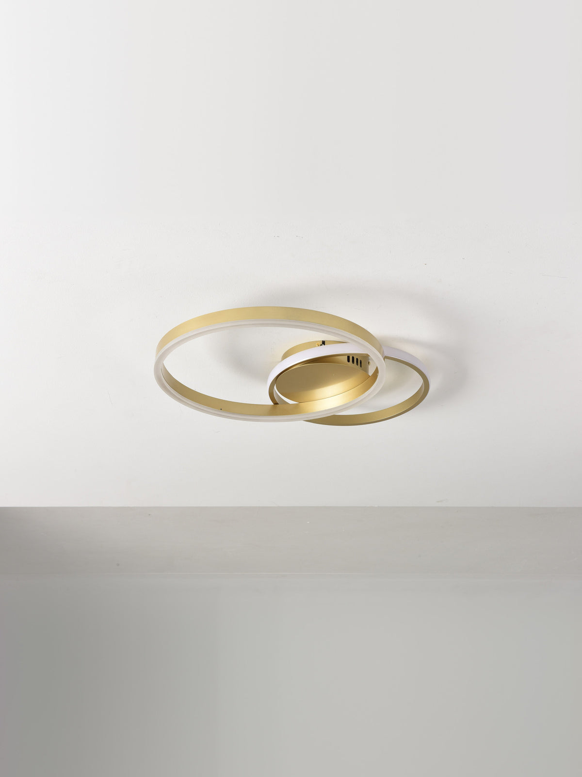 Plafondlamp Area met twee gouden ringen