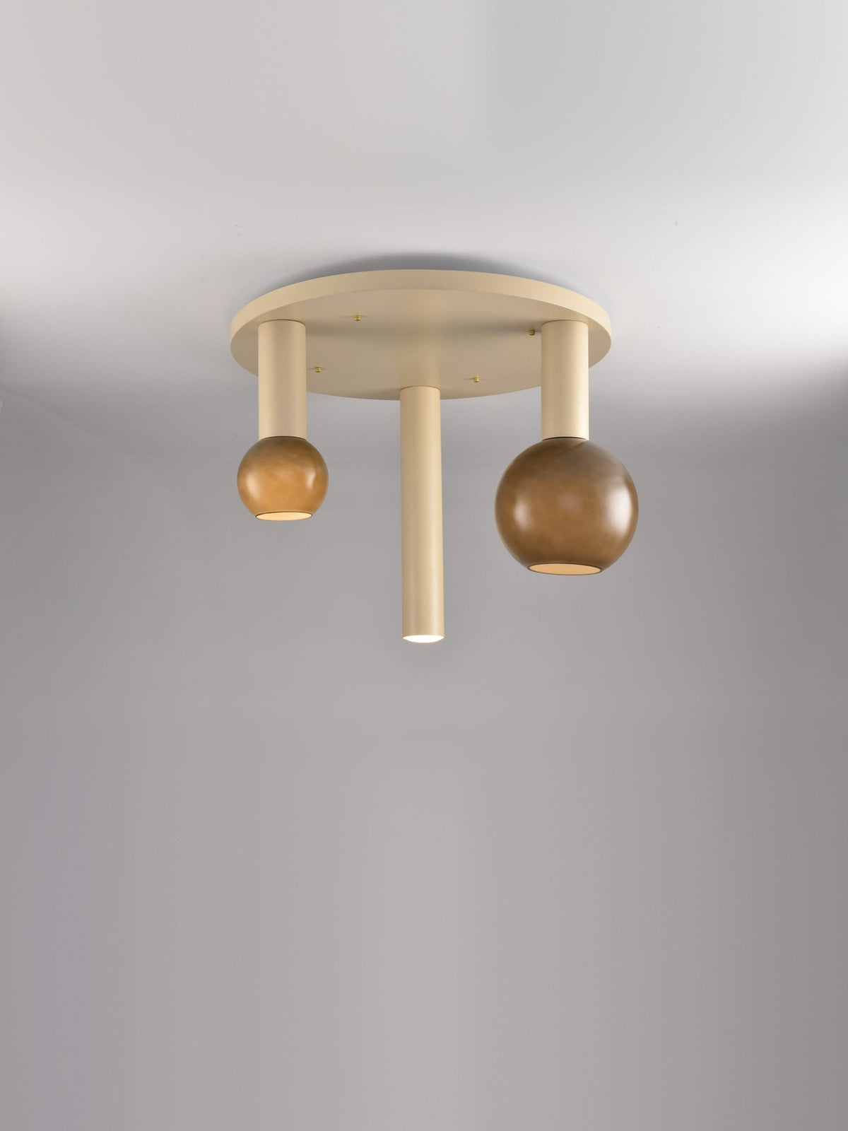 Plafondlamp Flair met ronde plaat en drie spots