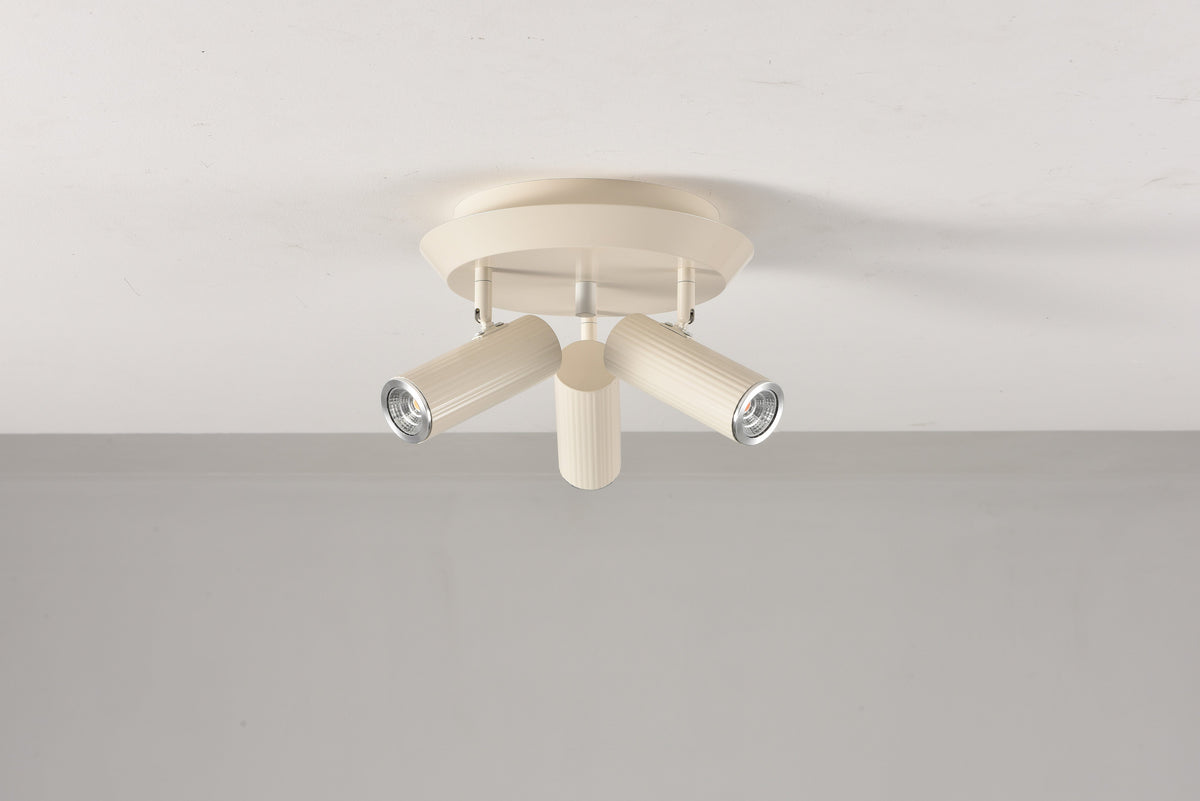 Plafondlamp Flush in beige met drie richtbare spots aan het plafond