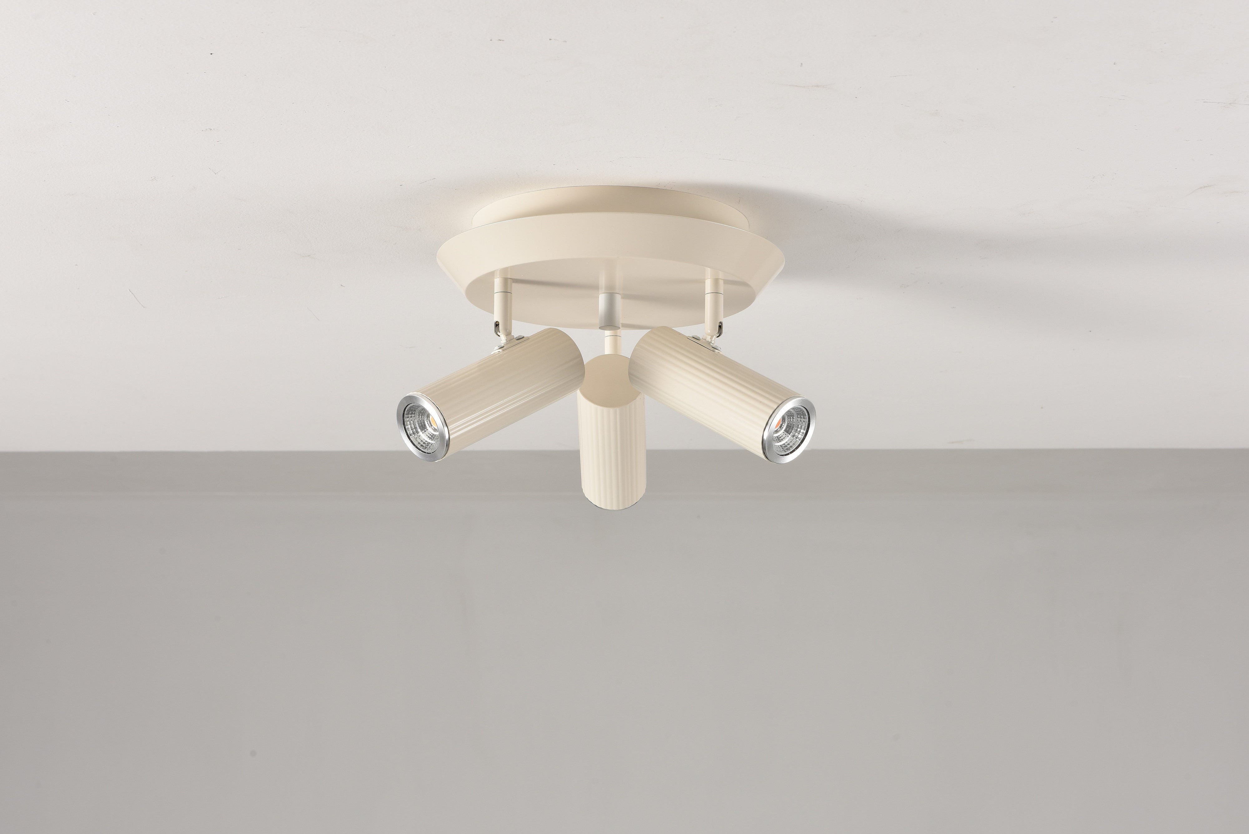Plafondlamp Flush in beige met drie richtbare spots aan het plafond