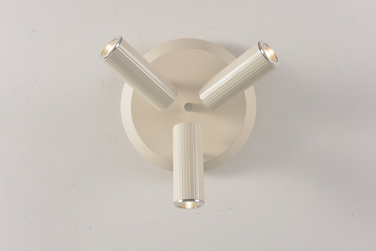 Plafondlamp Flush in beige recht van onderen gezien met de spots naar buiten