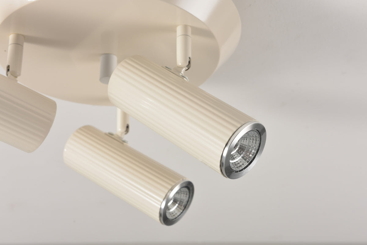Detailfoto van de geribbelde beige spots met chromen rand van de Flush