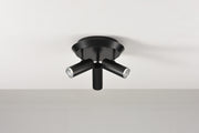 Plafondlamp Flush in zwart met drie richtbare spots aan het plafond