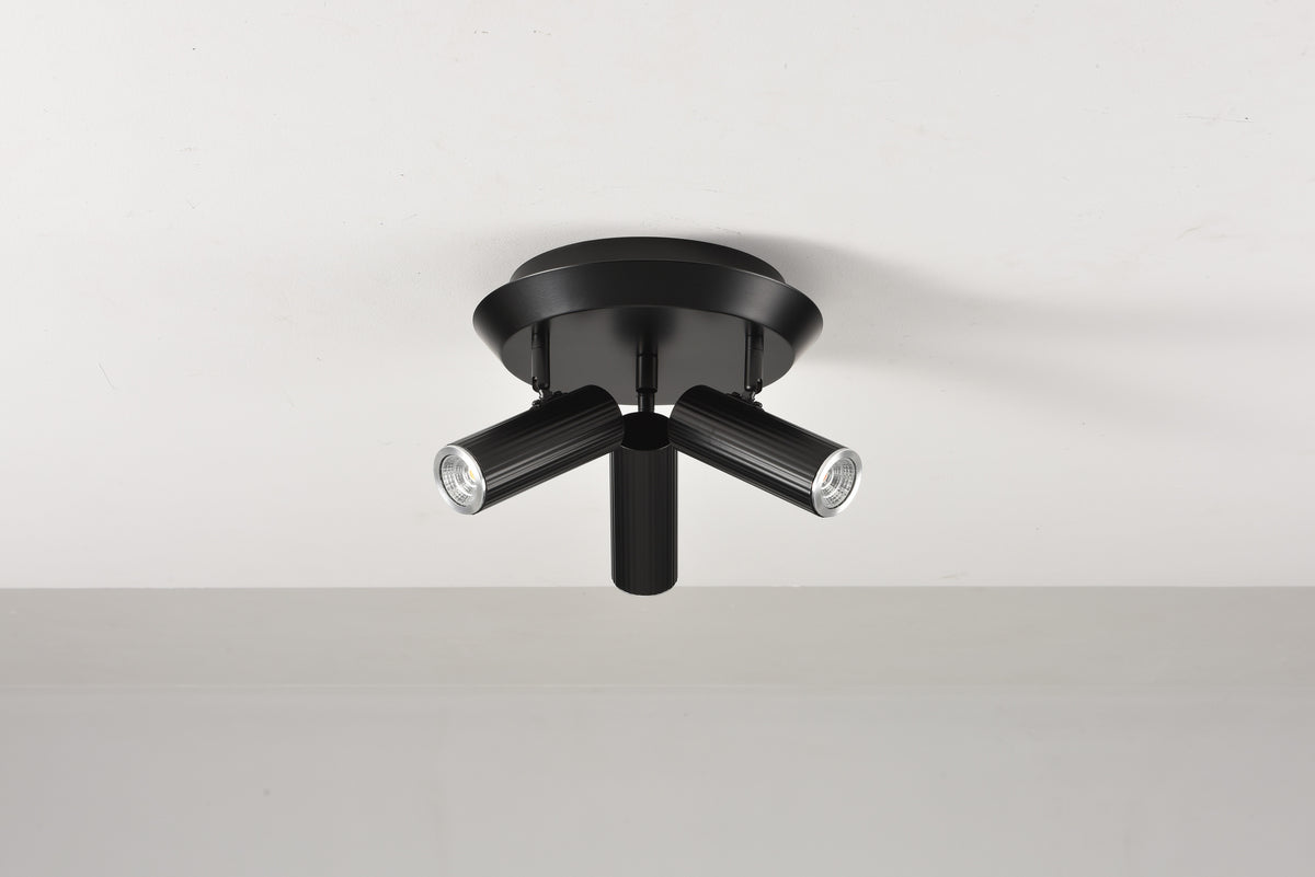 Plafondlamp Flush in zwart met drie richtbare spots aan het plafond