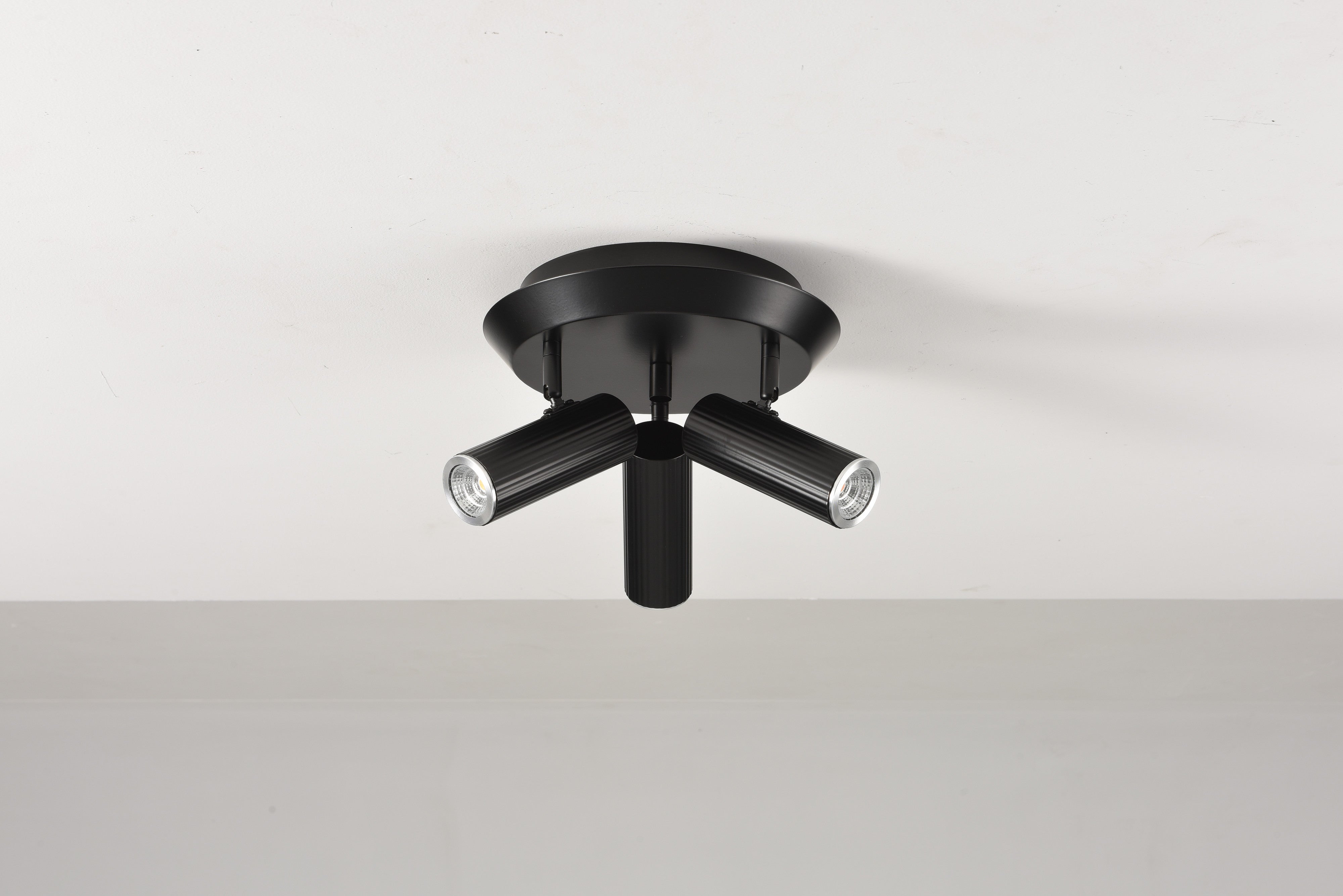 Plafondlamp Flush in zwart met drie richtbare spots aan het plafond