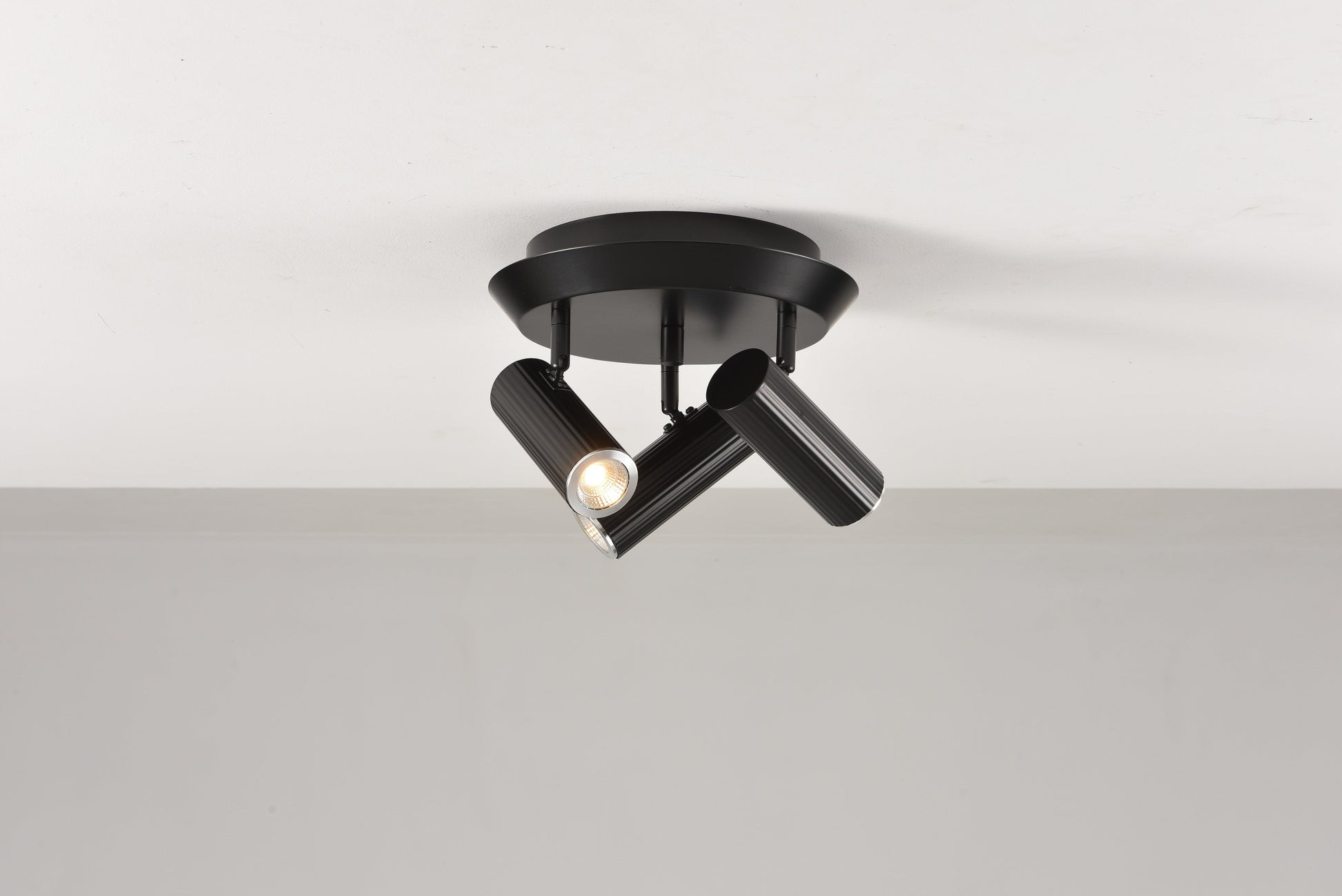 Plafondlamp Flush in zwart met de spots naar verschillende kanten gericht