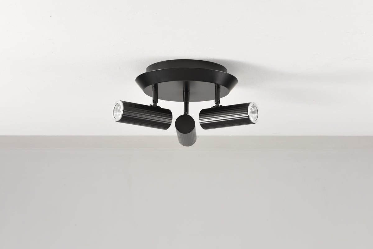Plafondlamp Flush in zwart van onderaf gezien tegen een wit plafond