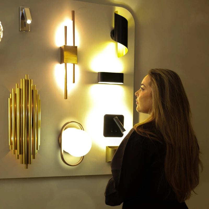 Wandlampen in de showroom van Best in Light, van messing tot opaalglas