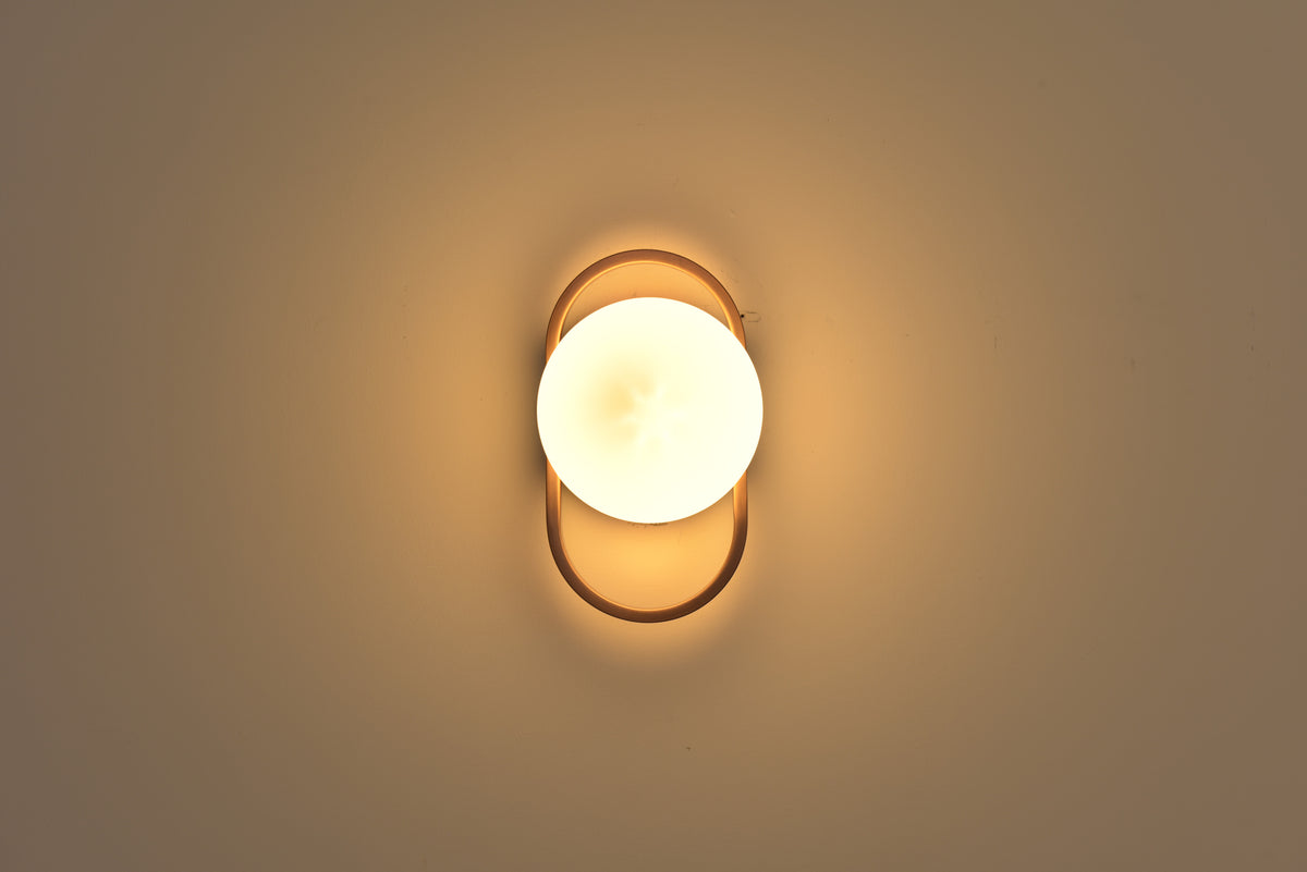 Wandlamp Jessica in brons recht van voren brandend met de bol in de ovale ring