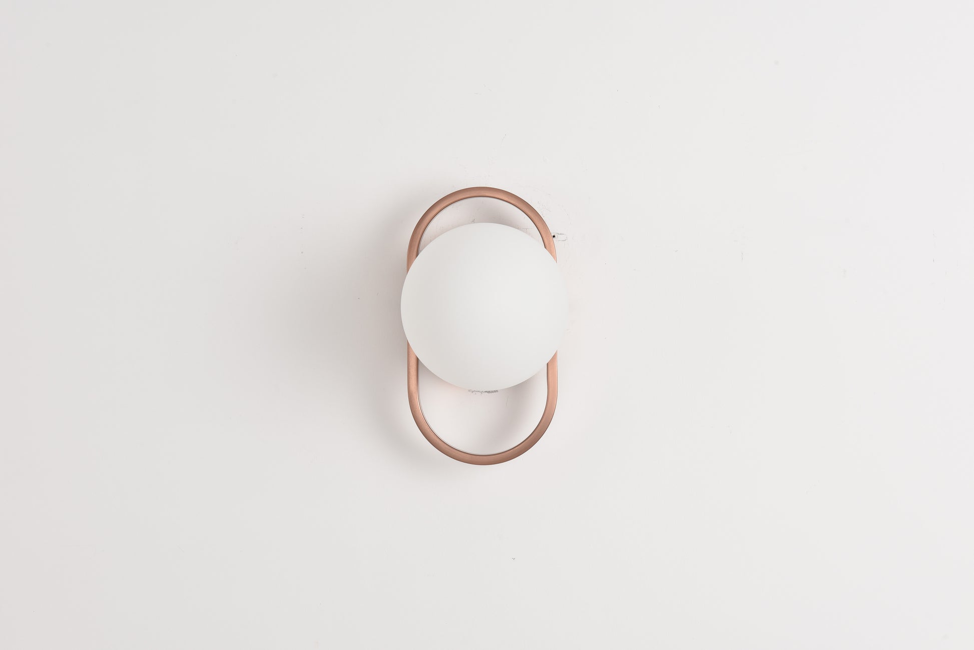 Wandlamp Jessica in brons recht van voren met de bol in de ovale ring