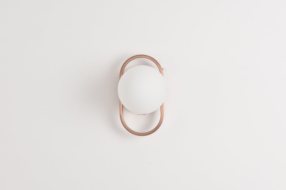Wandlamp Jessica in brons recht van voren met de bol in de ovale ring