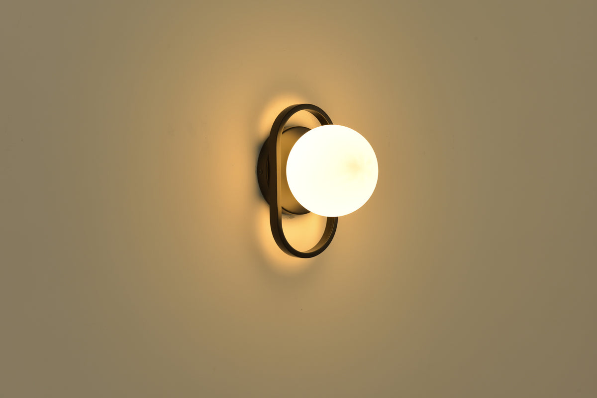 Wandlamp Jessica in zwart brandend met warme gloed op de wand