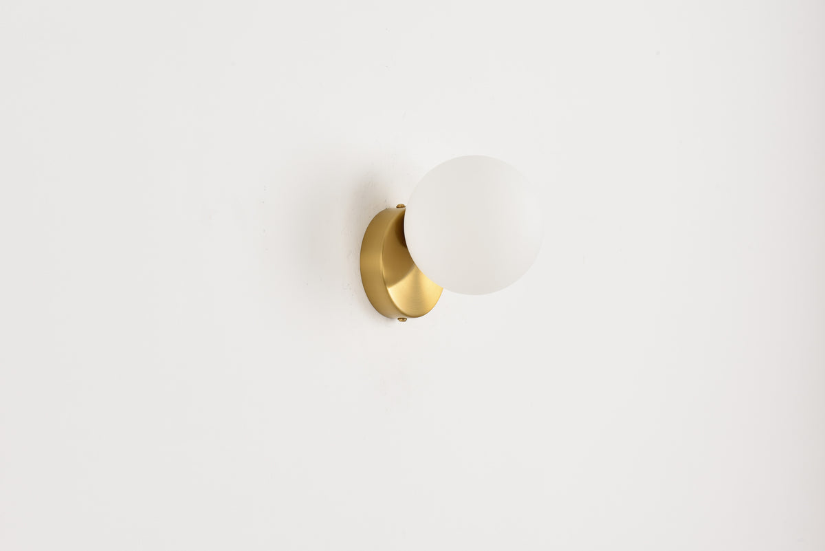 Wandlamp Maria in goud met opaal glazen bol op een messingkleurige wandbevestiging
