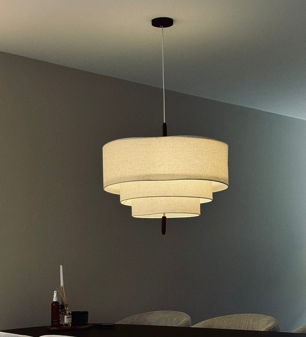 Eetkamer met de lamp van Best in Light aan