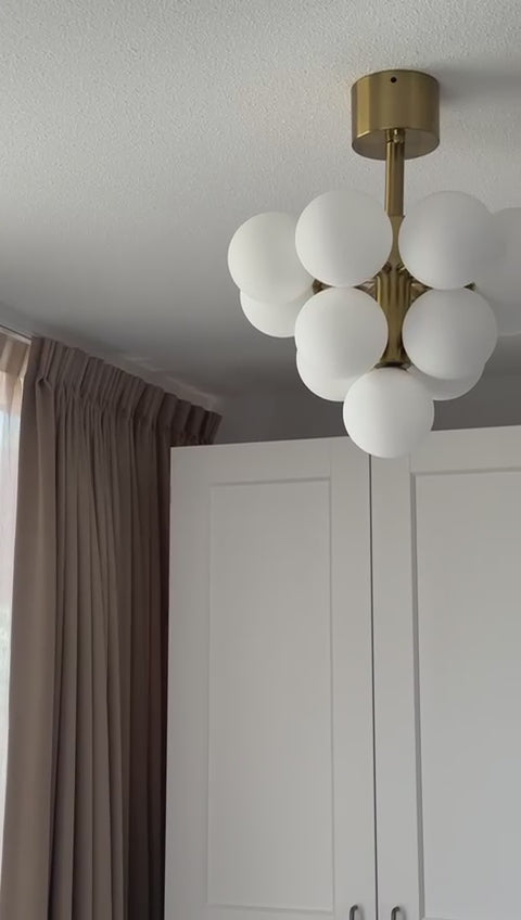 Video laden: Plafondlamp Dena in een slaapkamer, overdag met het licht uit, van dichtbij en van opzij