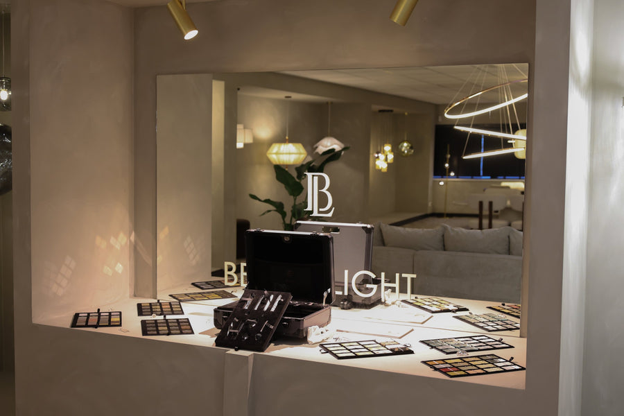 Kleur- en materiaalstalen op de balie in de showroom in Arnhem