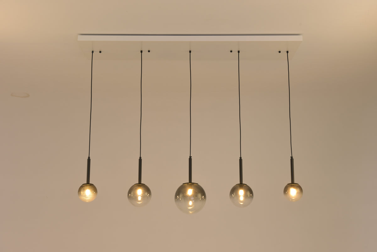 Hanglamp Stellar brandend met warm licht in de vijf glazen bollen