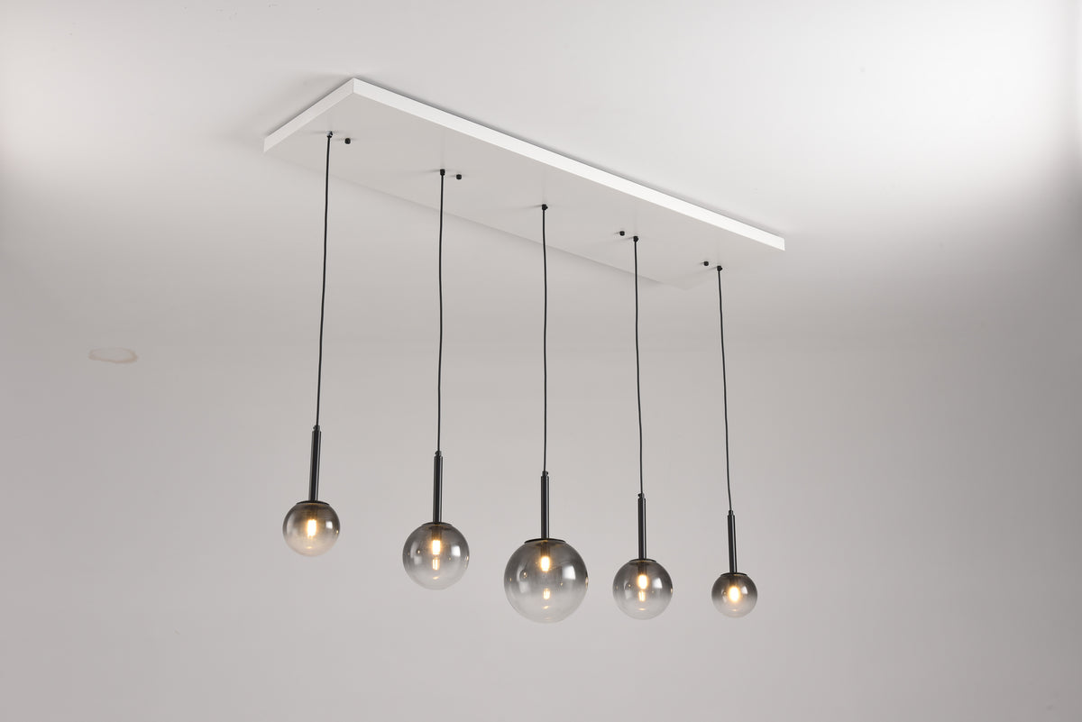 Hanglamp Stellar schuin gezien met de witte balk en vijf hangende bollen